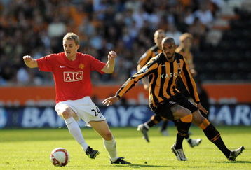 HULL, ENGLAND - MAY 24:  Darren Fletcher of Manchester United holds off a challenge from Caleb Folan of Hull City during the Barclays Premier League match between Hull City and Manchester United at the KC Stadium on May 24, 2009 in Hull, England.  (Photo by Shaun Botterill/Getty Images)