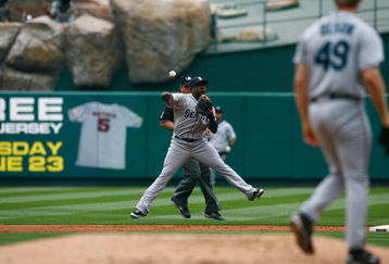 ANAHEIM, CA - MAY 31:  Yuniesky Betancourt #7 of the Seattle Mariners throws to first base against the Los Angeles Angels of Anaheim at Angel Stadium on May 31, 2009 in Anaheim, California.  (Photo by Jeff Gross/Getty Images)