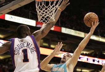 PHOENIX - FEBRUARY 6:  Peja Stojakovic #16 of the New Orleans Hornets shoots over Amare' Stoudemire #1 of the Phoenix Suns on February 6, 2008 at US Airways Center in Phoenix, Arizona. NOTE TO USER: User expressly acknowledges and agrees that, by downloading and or using this Photograph, user is consenting to the terms and conditions of the Getty Images License Agreement.(Photo by Domenic Centofanti/Getty Images)