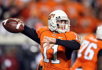 STILLWATER, OK - NOVEMBER 29:  Quarterback Zac Robinson #11 of the Oklahoma State Cowboys drops back to pass against the Oklahoma Sooners at Boone Pickens Stadium on November 29, 2008 in Stillwater, Oklahoma.  (Photo by Ronald Martinez/Getty Images)