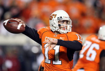 STILLWATER, OK - NOVEMBER 29:  Quarterback Zac Robinson #11 of the Oklahoma State Cowboys drops back to pass against the Oklahoma Sooners at Boone Pickens Stadium on November 29, 2008 in Stillwater, Oklahoma.  (Photo by Ronald Martinez/Getty Images)