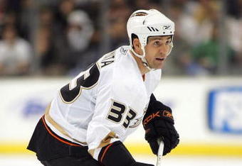 LOS ANGELES, CA - NOVEMBER 15:  Joe DiPenta #33 of the Anaheim Ducks mans the blueline in the third period during their NHL game against the Los Angeles Kings on November 15, 2007 at the Staples Center in Los Angeles, California. The Ducks defeated the Kings 6-3.  (Photo by Victor Decolongon/Getty Images)