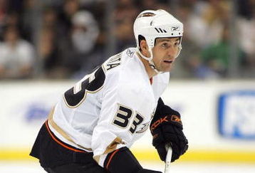 LOS ANGELES, CA - NOVEMBER 15:  Joe DiPenta #33 of the Anaheim Ducks mans the blueline in the third period during their NHL game against the Los Angeles Kings on November 15, 2007 at the Staples Center in Los Angeles, California. The Ducks defeated the Kings 6-3.  (Photo by Victor Decolongon/Getty Images)