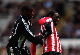 NEWCASTLE, UNITED KINGDOM - FEBRUARY 01:  Sebastien Bassong of Newcastle tangles with of KewyneJones Sunderland during the Barclays Premier League match between Newcastle United and Sunderland at St James Park on February, 1 2009 in Newcastle Upon Tyne, England.  (Photo by Mark Thompson/Getty Images)
