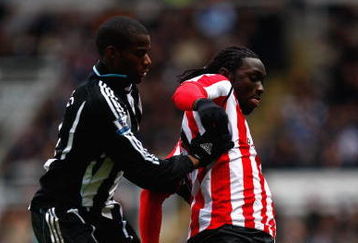 NEWCASTLE, UNITED KINGDOM - FEBRUARY 01:  Sebastien Bassong of Newcastle tangles with of KewyneJones Sunderland during the Barclays Premier League match between Newcastle United and Sunderland at St James Park on February, 1 2009 in Newcastle Upon Tyne, England.  (Photo by Mark Thompson/Getty Images)