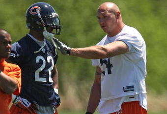 LAKE FOREST, IL - MAY 20: Brian Urlacher #54 of the Chicago Bears talks with teammate Matt Forte #22 during an organized team activity (OTA) practice on May 20, 2009 at Halas Hall in Lake Forest, Illinois.  (Photo by Jonathan Daniel/Getty Images)
