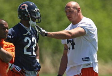 LAKE FOREST, IL - MAY 20: Brian Urlacher #54 of the Chicago Bears talks with teammate Matt Forte #22 during an organized team activity (OTA) practice on May 20, 2009 at Halas Hall in Lake Forest, Illinois.  (Photo by Jonathan Daniel/Getty Images)
