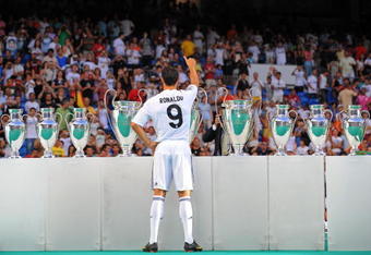 MADRID, SPAIN - JULY 06: New Real Madrid player Cristiano Ronaldo waves to fans during his presentation at the Santiago Bernabeu stadium on July 6, 2009 in Madrid, Spain.  (Photo by Denis Doyle/Getty Images)