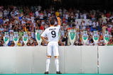 MADRID, SPAIN - JULY 06: New Real Madrid player Cristiano Ronaldo waves to fans during his presentation at the Santiago Bernabeu stadium on July 6, 2009 in Madrid, Spain.  (Photo by Denis Doyle/Getty Images)