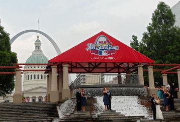 ST LOUIS, MO - JULY 11:  A bride and groom pose for a photo with their wedding party in front of the St. Louis Arch and Capitol Building ahead of the 2009 MLB All-Star Game on July 11, 2009 in St. Louis, Missouri.  (Photo by Michael Heiman/Getty Images)