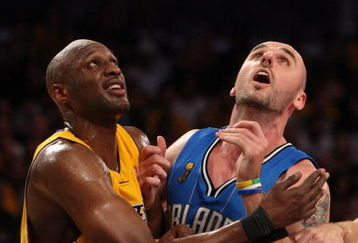 LOS ANGELES, CA - JUNE 04:  Lamar Odom #7 of the Los Angeles Lakers and Marcin Gortat #13 of the Orlando Magic battle for positon in the fourth quarter of Game One of the 2009 NBA Finals at Staples Center on June 4, 2009 in Los Angeles, California. NOTE TO USER: User expressly acknowledges and agrees that, by downloading and or using this photograph, User is consenting to the terms and conditions of the Getty Images License Agreement.  (Photo by Jed Jacobsohn/Getty Images)