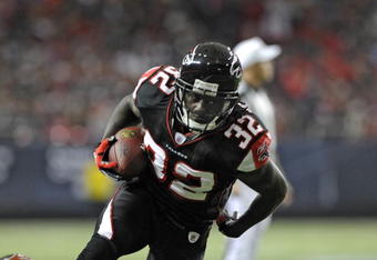 ATLANTA - DECEMBER 14: Running back Jerious Norwood #32 of the Atlanta Falcons rushes upfield against the Tampa Bay Buccaneers  at the Georgia Dome on December 14, 2008 in Atlanta, Georgia.  (Photo by Al Messerschmidt/Getty Images) 