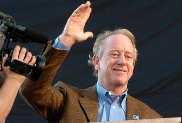 Archie Manning waves at the crowd before the re-opening of the Louisana Superdome before the kickoff between the Atlanta Falcons and the New Orleans Saints Monday, September 25, 2006, in New Orleans, Louisiana.  (Photo by Al Messerschmidt/Getty Images)