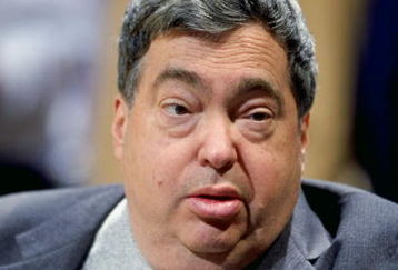 19 Feb 1999:  Vice President Jerry Krause of the Chicago Bulls looking on during the game against the Washington Wizards at the MCI Center in Washington, D.C. The Wizards defeated the Bull 93-91.  Mandatory Credit: Doug Pensinger  /Allsport