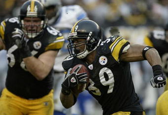 PITTSBURGH - JANUARY 1:  Running back Willie Parker #39 of the Pittsburgh Steelers runs the ball against the Detroit Lions with blocking help from offensive lineman Alan Faneca #66 at Heinz Field on January 1, 2006 in Pittsburgh, Pennsylvania. The Steelers defeated the Lions 35-21.  (Photo by George Gojkovich/Getty Images)