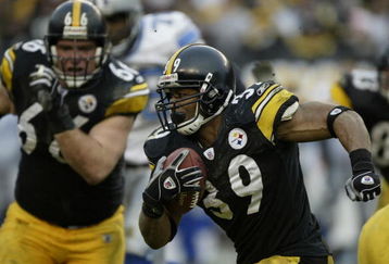 PITTSBURGH - JANUARY 1:  Running back Willie Parker #39 of the Pittsburgh Steelers runs the ball against the Detroit Lions with blocking help from offensive lineman Alan Faneca #66 at Heinz Field on January 1, 2006 in Pittsburgh, Pennsylvania. The Steelers defeated the Lions 35-21.  (Photo by George Gojkovich/Getty Images)
