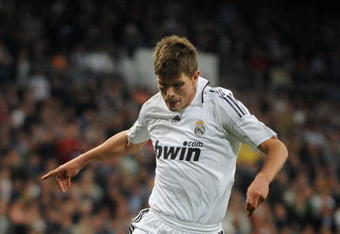 MADRID, SPAIN - APRIL 21:  Klaas Jan Huntelaar of Real Madrid in action during the La Liga match between Real Madrid and Getafe at the Santiago Bernabeu stadium on April 21,  2009 in Madrid Spain.  (Photo by Denis Doyle/Getty Images)