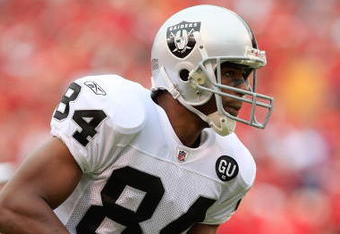 KANSAS CITY, MO - SEPTEMBER 14:  Javon Walker #84 of the Oakland Raiders lines up in position during their NFL game against the Kansas City Chiefs at Arrowhead Stadium on September 14, 2008 in Kansas City, Missouri. The Raiders defeated the Chiefs 23-8. (Photo by Jamie Squire/Getty Images)