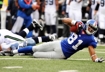 EAST RUTHERFORD, NJ - OCTOBER 05:  Amani Toomer #81 of the New York Giants catches a pass against the Seattle Seahawks on October 5, 2008 at Giants Stadium in East Rutherford, New Jersey.  (Photo by Al Bello/Getty Images)