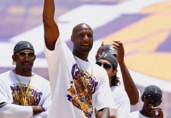 LOS ANGELES, CA - JUNE 17:  Lamar Odom of the Los Angeles Lakers waves to the crowd during the 2009 NBA Championship Victory Parade at the Los Angeles Memorial Coliseum on June 17, 2009 in Los Angeles, California.  (Photo by Jeff Gross/Getty Images)