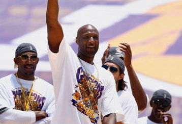 LOS ANGELES, CA - JUNE 17:  Lamar Odom of the Los Angeles Lakers waves to the crowd during the 2009 NBA Championship Victory Parade at the Los Angeles Memorial Coliseum on June 17, 2009 in Los Angeles, California.  (Photo by Jeff Gross/Getty Images)