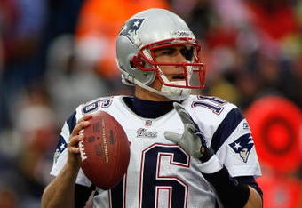 ORCHARD PARK, NY - DECEMBER 28:  Matt Cassel #16 of the New England Patriots looks for a receiver during the game against the Buffalo Bills on December 28, 2008 at Ralph Wilson Stadium in Orchard Park, New York. (Photo by Rick Stewart/Getty Images)