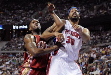 AUBURN HILLS, MI - APRIL 26:  Joe Smith #32 of the Cleveland Cavaliers and Rasheed Wallace #30 of the Detroit Pistons battle for rebounding position in Game Four of the Eastern Conference Quarterfinals during the 2009 NBA Playoffs at the Palace of Auburn Hills on April 26, 2009 in Auburn Hills, Michigan.  The Cavaliers won 99-78.  NOTE TO USER: User expressly acknowledges and agrees that, by downloading and or using this photograph, User is consenting to the terms and conditions of the Getty Images License Agreement.  (Photo by Gregory Shamus/Getty Images)