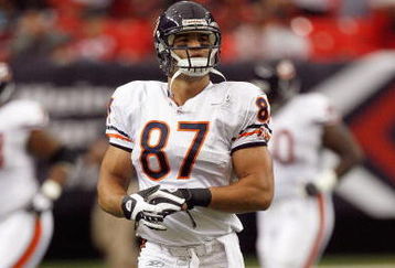 ATLANTA - OCTOBER 12:  Kellen Davis #87 of the Chicago Bears warms up before the game against the Atlanta Falcons at the Georgia Dome on October 12, 2008 in Atlanta, Georgia.  (Photo by Kevin C. Cox/Getty Images)