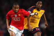 MANCHESTER, UNITED KINGDOM - APRIL 29: Anderson of Manchester United tussles for posession with Alexandre Song of Arsenal during the UEFA Champions League Semi Final First Leg match between Manchester United and Arsenal at Old Trafford on April 29, 2009 in Manchester, England. (Photo by Clive Brunskill/Getty Images)