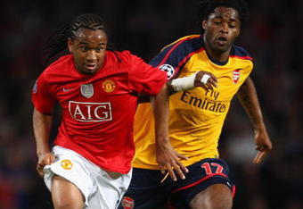 MANCHESTER, UNITED KINGDOM - APRIL 29:  Anderson of Manchester United  tussles for posession with Alexandre Song of Arsenal during the UEFA Champions League Semi Final First Leg match between Manchester United and Arsenal at Old Trafford on April 29, 2009 in Manchester, England. (Photo by Clive Brunskill/Getty Images)