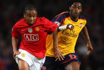 MANCHESTER, UNITED KINGDOM - APRIL 29:  Anderson of Manchester United  tussles for posession with Alexandre Song of Arsenal during the UEFA Champions League Semi Final First Leg match between Manchester United and Arsenal at Old Trafford on April 29, 2009 in Manchester, England. (Photo by Clive Brunskill/Getty Images)
