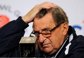 PASADENA, CA - JANUARY 01:  Head coach Joe Paterno of the Penn State Nittany Lions addresses the media after their defeat against the USC Trojans at the 95th Rose Bowl Game presented by Citi on January 1, 2009 at the Rose Bowl in Pasadena, California.  (Photo by Harry How/Getty Images)