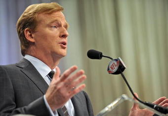 TAMPA, FL - JANUARY 30:  NFL Commissioner Roger Goodell addresses the media at the news conference prior to Super Bowl XLIII on January 30, 2009 at Tampa Convention Center in Tampa, Florida. (Photo by Drew Hallowell/Getty Images)