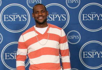 HOLLYWOOD - JULY 11:  Host LeBron James poses for photos in the press room during the 2007 ESPY Awards at the Kodak Theatre on July 11, 2007 in Hollywood, California.  (Photo by Frederick M. Brown/Getty Images)