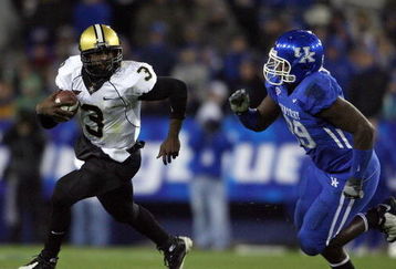 LEXINGTON, KY - NOVEMBER 15:  Chris Nickson #3 of the Vanderbilt Commodores runs with the ball while defended by Jeremy Jarmon #99 of the Kentucky Wildcats during the game on November 15, 2008 at Commonwealth Stadium in Lexington, Kentucky.  (Photo by Andy Lyons/Getty Images)