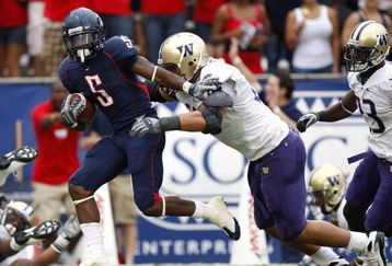 TUCSON, AZ - OCTOBER 04:  Nic Grigsby #5 of the Arizona Wildcats tries to escape the tackle of Daniel Te'o-Nesheim #66 of the Washington Huskies during a first quarter run on October 4, 2008 at Arizona Stadium in Tucson, Arizona.  (Photo by Gregory Shamus/Getty Images)
