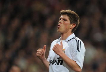 MADRID, SPAIN - MARCH 07:  Klaas Jan Huntelaar of Real Madrid reacts during the La Liga match between Real Madrid and Atletico Madrid at the Santiago Bernabeu stadium on March 7, 2009 in Madrid, Spain  (Photo by Denis Doyle/Getty Images)