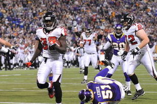 MINNEAPOLIS - DECEMBER 21: Jerious Norwood #32 of the Atlanta Falcons scores a first half touchdown during an NFL game against the Minnesota Vikings at the Hubert H. Humphrey Metrodome, on December 21, 2008 in Minneapolis, Minnesota.  (Photo by Tom Dahlin/Getty Images)