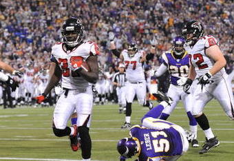 MINNEAPOLIS - DECEMBER 21: Jerious Norwood #32 of the Atlanta Falcons scores a first half touchdown during an NFL game against the Minnesota Vikings at the Hubert H. Humphrey Metrodome, on December 21, 2008 in Minneapolis, Minnesota.  (Photo by Tom Dahlin/Getty Images)