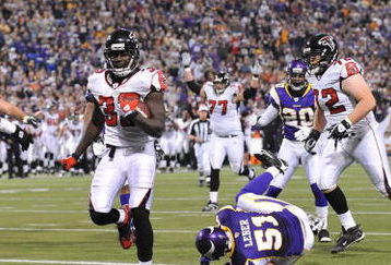 MINNEAPOLIS - DECEMBER 21: Jerious Norwood #32 of the Atlanta Falcons scores a first half touchdown during an NFL game against the Minnesota Vikings at the Hubert H. Humphrey Metrodome, on December 21, 2008 in Minneapolis, Minnesota.  (Photo by Tom Dahlin/Getty Images)