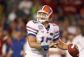 MIAMI - JANUARY 08:  Tim Tebow #15 of the Florida Gators looks to pass the ball during the FedEx BCS National Championship Game against the Oklahoma Sooners at Dolphin Stadium on January 8, 2009 in Miami, Florida.  (Photo by Donald Miralle/Getty Images)