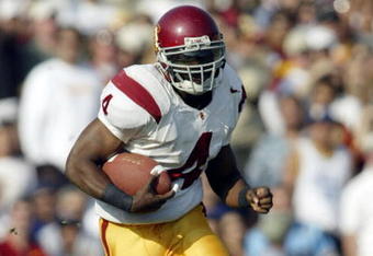 PASADENA, CA - NOVEMBER 23:   Sultan McCollough #4 of USC carries the ball against UCLA on November 23, 2002 at the Rose Bowl in Pasadena, California. USC won 52-21. (Photo by Stephen Dunn/Getty Images)