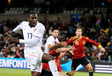 BLOEMFONTEIN, SOUTH AFRICA - JUNE 24:  Jozy Altidore #17 of USA takes a shot on goal Carles Puyol #5 of Spain during the FIFA Confederations Cup Semi Final match between Spain and USA at the Free State stadium on June 24, 2009 in Bloemfontein, South Africa. At left is Xabi Alonso #14 od Spain.  (Photo by Kevork Djansezian/Getty Images)