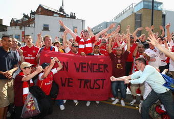 LONDON, ENGLAND - MAY 24:  Arsenal fans participate in a planned rally in support of their manager Arsene Wenger before the Barclays Premier League match between Arsenal and Stoke City at Emirates Stadium on May 24, 2009 in London, England.  (Photo by Ryan Pierse/Getty Images)