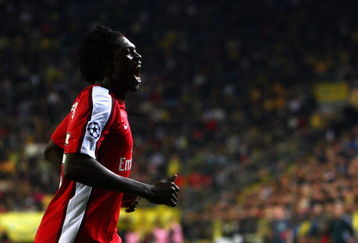 VILLARREAL, SPAIN - APRIL 07:  Emmanuel Adebayor of Arsenal celebrates scoreing his team's first goal during the UEFA Champions League quarter-final first leg match between Villarreal and Arsenal at the Madrigal Stadium on April 7, 2009 in Villarreal, Spain.  (Photo by Jamie McDonald/Getty Images)