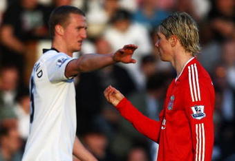 LONDON, ENGLAND - APRIL 04:  Fernando Torres of Liverpool and Brede Hangeland of Fulham exchange words during the Barclays Premier League match between Fulham and Liverpool at Craven Cottage on April 4, 2009 in London, England.  (Photo by Ryan Pierse/Getty Images)