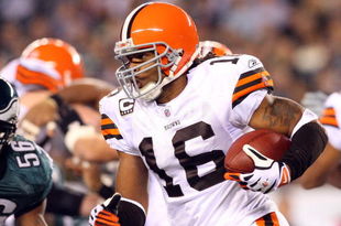 PHILADELPHIA - DECEMBER 15:  Joshua Cribbs #16 of the Cleveland Browns runs the ball against the Philadelphia Eagles on December 15, 2008 at Lincoln Financial Field in Philadelphia, Pennsylvania.  (Photo by Jim McIsaac/Getty Images)