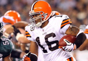 PHILADELPHIA - DECEMBER 15:  Joshua Cribbs #16 of the Cleveland Browns runs the ball against the Philadelphia Eagles on December 15, 2008 at Lincoln Financial Field in Philadelphia, Pennsylvania.  (Photo by Jim McIsaac/Getty Images)