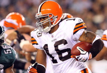 PHILADELPHIA - DECEMBER 15:  Joshua Cribbs #16 of the Cleveland Browns runs the ball against the Philadelphia Eagles on December 15, 2008 at Lincoln Financial Field in Philadelphia, Pennsylvania.  (Photo by Jim McIsaac/Getty Images)
