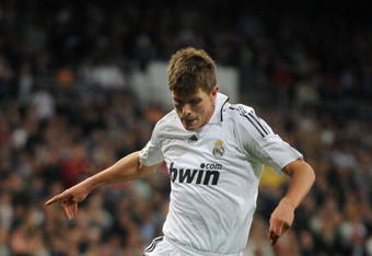 MADRID, SPAIN - APRIL 21:  Klaas Jan Huntelaar of Real Madrid in action during the La Liga match between Real Madrid and Getafe at the Santiago Bernabeu stadium on April 21,  2009 in Madrid Spain.  (Photo by Denis Doyle/Getty Images)